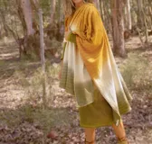 Chal rectangular de lana merino con diseño degradado en tonos amarillo, blanco y verde.