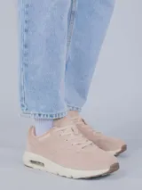 Championes Hush Puppies modelo Brandhall, color beige, confeccionados en cuero descarne. Presentan suela de EVA con tecnología de amortiguación de aire y cierre mediante cordones.