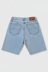 Bermuda de jean celeste, corte recto, largo hasta la rodilla, con costuras contrastadas, parche trasero de ecocuero con logo y confeccionada en Uruguay.