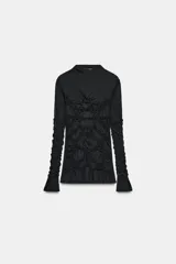 Top negro de cuello perkins y manga larga con frunces en el pecho y las mangas.