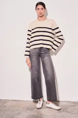 Sweater de punto con diseño a rayas horizontales en color crema y marrón, de corte holgado, cuello redondo y mangas largas acampanadas.