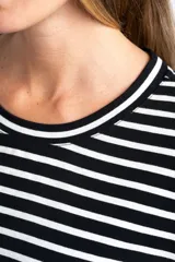 Remera de manga larga con diseño de rayas horizontales en blanco y negro, cuello redondo y corte ajustado al cuerpo.