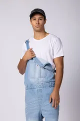 Jardinero de jean en color celeste claro con lavado desgastado. Presenta un diseño clásico con bolsillo frontal en el pecho, breteles regulables con hebillas metálicas y corte relaxed de pierna recta.