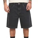 Bermuda de denim negro de corte holgado, con bolsillos laterales y traseros, cierre frontal con botón y cremallera, y costuras pespunteadas en contraste.