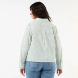 Camisa de manga larga color verde menta con estampado de cuadros vichy y delicado bordado inglés floral. Presenta cuello camisero clásico, cierre frontal abotonado oculto y terminaciones onduladas en el ruedo.