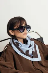 Lentes de sol estilo aviador con armazón grueso de policarbonato negro y cristales degradados con protección UV400.