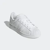 Championes Adidas Superstar blancos de cuero, con las tres tiras laterales microperforadas y puntera de goma.