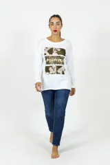 Remera de manga larga color blanco, con cuello redondo y corte recto. Presenta un estampado frontal rectangular con diseño de manchas tipo animal print y la palabra 'POSITIVE' en el centro.