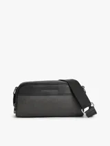 Morral Tommy Hilfiger color negro con diseño texturizado, paneles con mezcla de texturas y motivo integral de logos en relieve. Cuenta con cierre de cremallera, correa ajustable y logo metálico en la parte delantera.