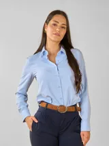 Camisa de corte tradicional con cuello camisero, manga larga con puños abotonados y cierre frontal con botones a tono.