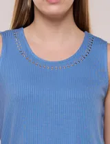 Musculosa blanca de tejido acanalado, con escote redondo adornado con tachas metálicas en el borde y breteles anchos.