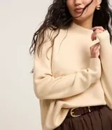 Blusa de punto de la marca Cortelle, con cuello alto y mangas largas. Confeccionada en una mezcla de viscosa y poliamida, presenta una textura suave y un diseño básico versátil.