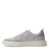 Championes urbanos Democrata modelo Triada, color gris, confeccionados en una combinación de cuero liso y gamuza. Presentan cierre con cordones, suela de goma texturizada en tono crema y logo de la marca grabado en el lateral y en la suela.