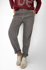 Pantalón de corte relajado con textura tipo gamuza, cintura elástica y bolsillos laterales. Incluye un cinturón de cuero sintético marrón.