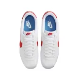 Championes Nike modelo Cortez, de diseño clásico en color blanco con el logo de la marca en rojo vibrante en los laterales y talón. Presenta una entresuela con una franja azul distintiva y suela dentada para mayor tracción.