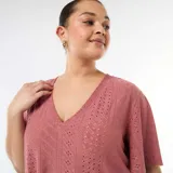 Remera rosa de punto calado con escote en V y mangas cortas amplias.