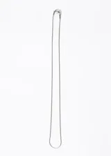 Cadena fina dorada tipo cola de ratón, de acero quirúrgico.