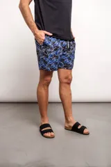 Short de baño estampado con flores, cordón ajustable, bolsillos laterales y suspensor interno.