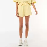 Pantalón corto de felpa color amarillo pastel, de tiro medio con cintura elástica ajustable mediante cordón y diseño holgado.