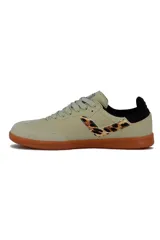 Championes deportivos Pony modelo Moma para mujer, de color blanco con detalles en beige, puntera de gamuza gris y suela de goma caramelo.