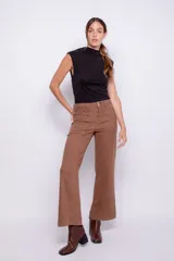 Pantalón ancho de tiro alto y corte recto, color marfil, con bolsillos frontales aplicados y cierre de doble botón metálico.