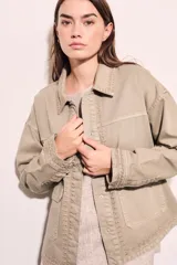 Sobrecamisa color beige de algodón con bordados en cuello, solapa, cierre y puños.