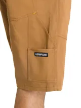 Short cargo Caterpillar color marrón, con bolsillos laterales utilitarios, trabillas para cinturón y etiqueta con logo de la marca.