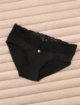 Panty tipo brief color piel, con cintura elástica y detalle de encaje en la parte superior.