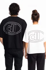 Enterito deportivo negro, tipo ciclista, con escote cuadrado y tirantes anchos.