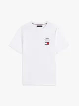 Remera de corte regular confeccionada en puro algodón, con cuello redondo acanalado. Presenta un diseño minimalista con el logo de la colaboración entre Tommy Hilfiger y Cadillac Formula 1 Team estampado en el pecho.