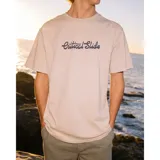 Remera de algodón color beige con calce regular y cuello redondo, con estampa frontal centrada de la marca "Critical Slide" en color azul oscuro.