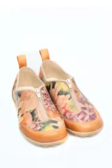Zapato de cuero con estampado floral, cierre frontal y suela de goma.