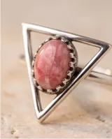 Anillo de plata 925 con diseño triangular y piedra central ovalada de raíz de rubí en tonos rosados.