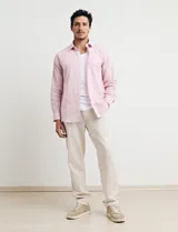 Camisa sport de manga larga con cuello buttondown, confeccionada en una mezcla de algodón y lino. Presenta un diseño clásico en color celeste con cierre frontal de botones.