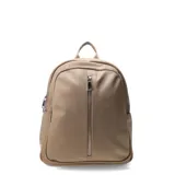 Mochila urbana Miss Carol modelo Tevi, color beige, con cierre frontal vertical y compartimento principal con cierre. Cuenta con asa superior y correas ajustables.