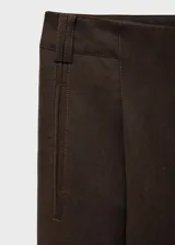 Pantalón marrón de lyocell de tiro medio, corte recto y diseño largo. Cuenta con cierre de cremallera y doble botón, trabillas, detalle de pinzas y dos bolsillos laterales.