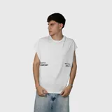 Musculosa blanca de corte oversize, confeccionada en algodón premium. Presenta un diseño minimalista con estampado tipográfico en color negro en la parte inferior frontal.