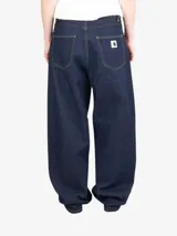 Pantalón de denim de corte holgado y pierna recta, con cintura regular y cierre de cremallera. Presenta costuras en contraste y un diseño de estilo relajado.
