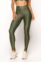 Calza deportiva negra de tiro alto con cintura cruzada en forma de V y tejido texturizado acanalado con brillo.