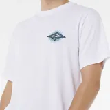 Remera blanca de manga corta y cuello redondo, con un pequeño estampado gráfico en el pecho izquierdo. El diseño es un rombo estilizado con rayos azules y un contorno negro.