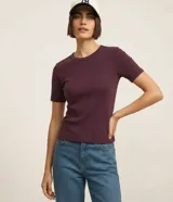 Blusa básica ajustada en rib de algodón, de manga corta y cuello redondo, color mostaza.