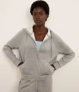 Campera deportiva Get Over de microfibra color gris melange, con capucha ajustable con cordón, cierre frontal con cremallera, bolsillos tipo canguro y mangas largas raglán.