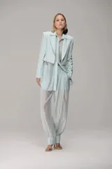Blazer cropped de sastrería para mujer, color celeste, de silueta corta con líneas definidas y solapas clásicas.