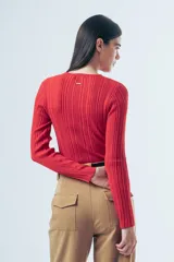 Top de tejido liviano con textura acanalada, de calce al cuerpo y manga larga con cuello redondo.