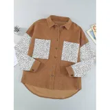 Sobre camisa de pana blanca con detalles en animal print en los bolsillos frontales y en las mangas. Presenta cuello inglés, cierre frontal con botones y corte holgado.