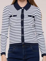 Cardigan de punto acanalado con diseño marinero de rayas horizontales, cuello polo, cierre frontal de botones y bolsillos en el pecho.