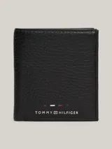 Billetera plegable Tommy Hilfiger de cuero granulado color negro, con logo en relieve en el frente y cinta distintiva en el interior.
