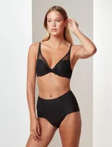 Panty de tiro alto confeccionada en lycra, con diseño liso y cobertura completa.