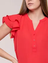 Blusa de gasa roja con escote en V y abotonadura parcial frontal. Presenta mangas cortas con doble volado y corte semi entallado.