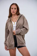 Cardigan con capucha color beige, con cierre frontal, efecto desgastado y puños acanalados.
